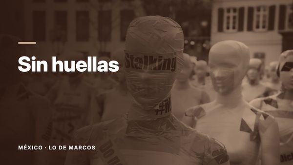 Filas de maniquíes envueltos en cinta; el del frente lleva la palabra «Stalking». Texto: «Sin huellas», México: Lo de Marcos.