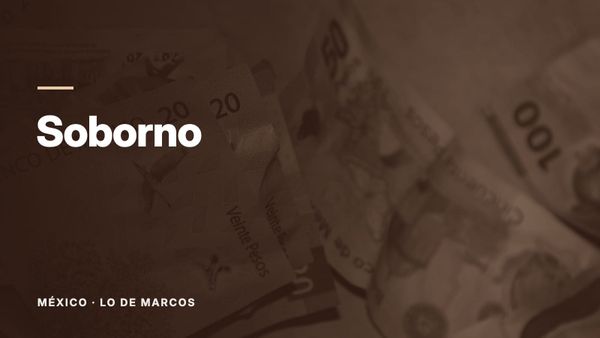 Billetes de pesos mexicanos en un montón desordenado. Texto: «Soborno», México: Lo de Marcos.