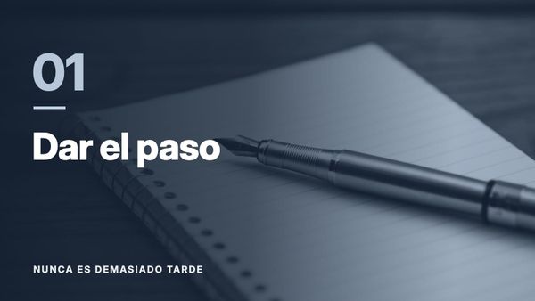 Una pluma estilográfica sobre un cuaderno de espiral abierto. Texto: «01 Dar el paso», Nunca es demasiado tarde.