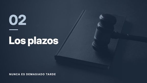 Un mazo de madera sobre un libro cerrado. Texto: «02 Los plazos», Nunca es demasiado tarde.
