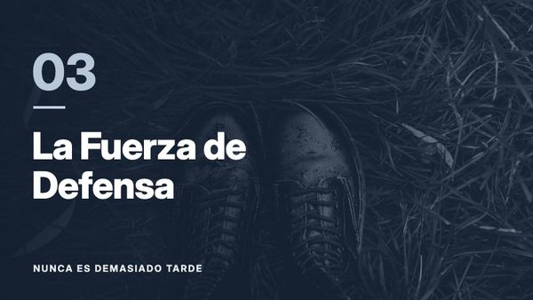 Un par de botas militares negras sobre el césped. Texto: «03 La Fuerza de Defensa», Nunca es demasiado tarde.
