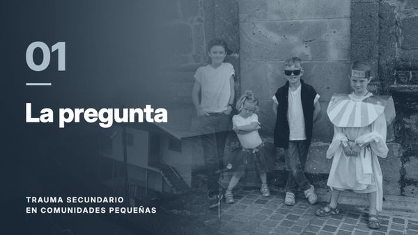 Cuatro niños de pie junto a un muro de piedra, fundidos con un pueblo de montaña entre la niebla, en tono azul pizarra. Texto: «01 La pregunta», Trauma secundario en comunidades pequeñas.