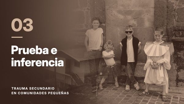 Cuatro niños de pie junto a un muro de piedra, fundidos con un pueblo de montaña entre la niebla, en tono óxido. Texto: «03 Prueba e inferencia», Trauma secundario en comunidades pequeñas.
