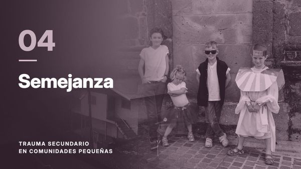 Cuatro niños junto a un muro de piedra, fundidos con un pueblo entre la niebla, en tono ciruela. Texto: «04 Semejanza», Trauma secundario en comunidades pequeñas.