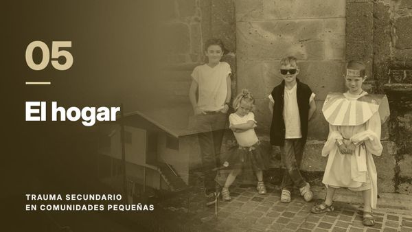 Cuatro niños junto a un muro de piedra, fundidos con un pueblo entre la niebla, en tono ocre. Texto: «05 El hogar», Trauma secundario en comunidades pequeñas.