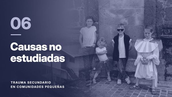Cuatro niños junto a un muro de piedra, fundidos con un pueblo entre la niebla, en tono índigo. Texto: «06 Causas no estudiadas», Trauma secundario en comunidades pequeñas.