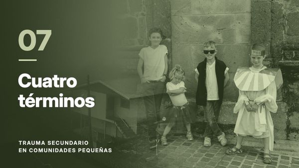 Cuatro niños junto a un muro de piedra, fundidos con un pueblo entre la niebla, en tono verde musgo. Texto: «07 Cuatro términos», Trauma secundario en comunidades pequeñas.