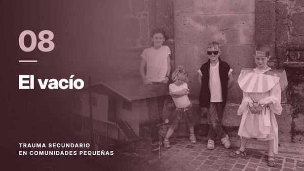 Cuatro niños junto a un muro de piedra, fundidos con un pueblo entre la niebla, en tono vino. Texto: «08 El vacío», Trauma secundario en comunidades pequeñas.
