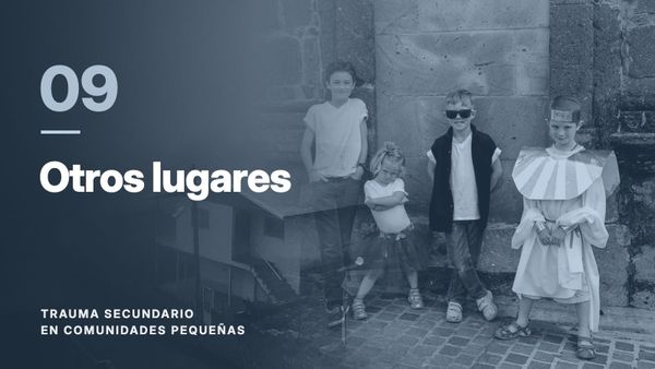 Cuatro niños junto a un muro de piedra, fundidos con un pueblo entre la niebla, en tono azul acero. Texto: «09 Otros lugares», Trauma secundario en comunidades pequeñas.