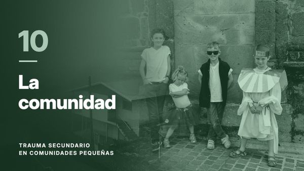 Cuatro niños junto a un muro de piedra, fundidos con un pueblo entre la niebla, en tono verde bosque. Texto: «10 La comunidad», Trauma secundario en comunidades pequeñas.