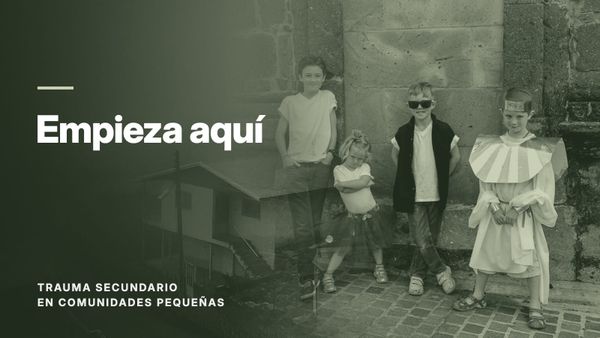 Cuatro niños junto a un muro de piedra, fundidos con un pueblo entre la niebla, en tono oliva. Texto: «Empieza aquí», Trauma secundario en comunidades pequeñas.