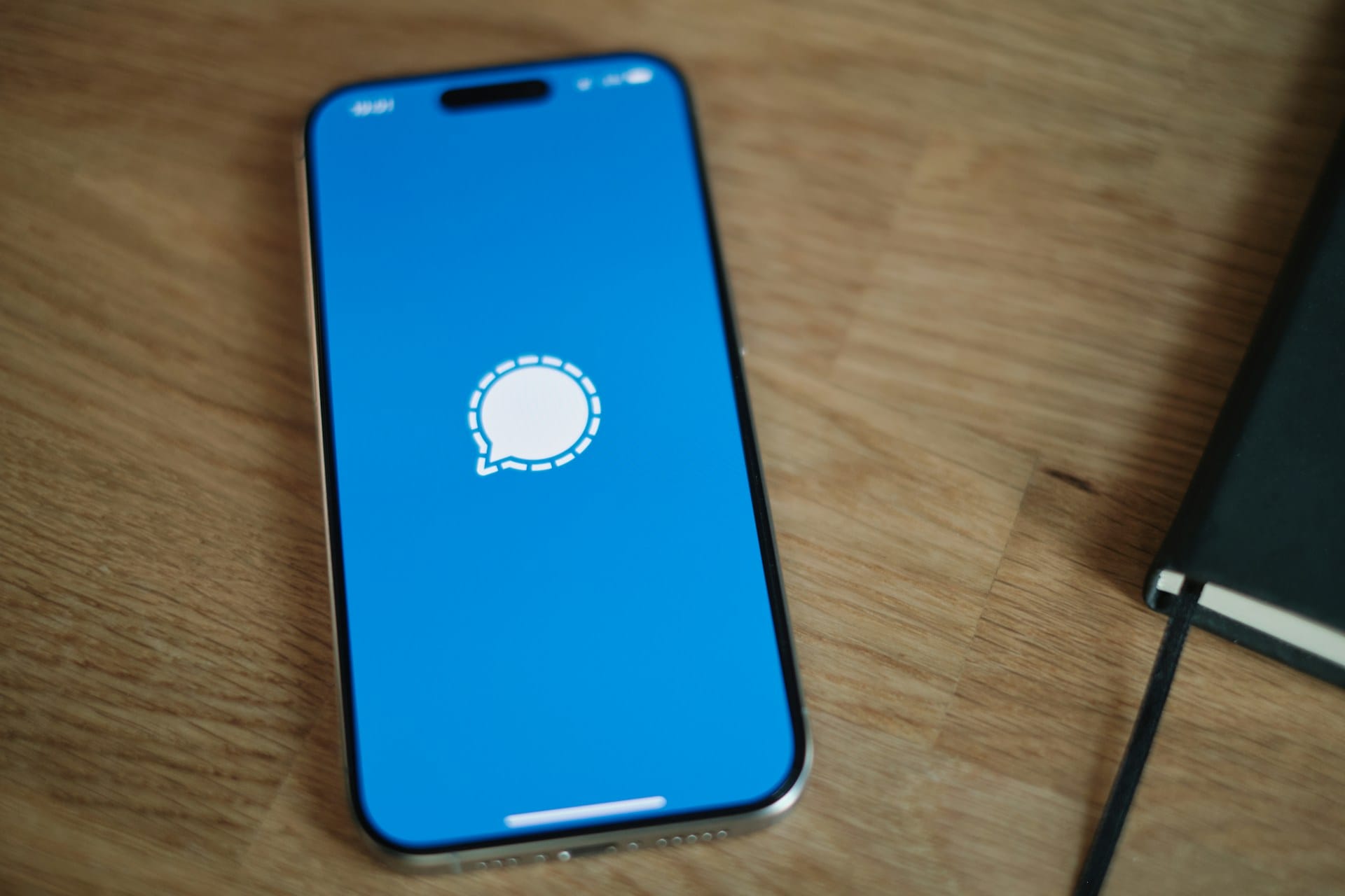 Apple Fixes Bug That Let FBI Extract Deleted Signal Messages After 404 Media Coverage