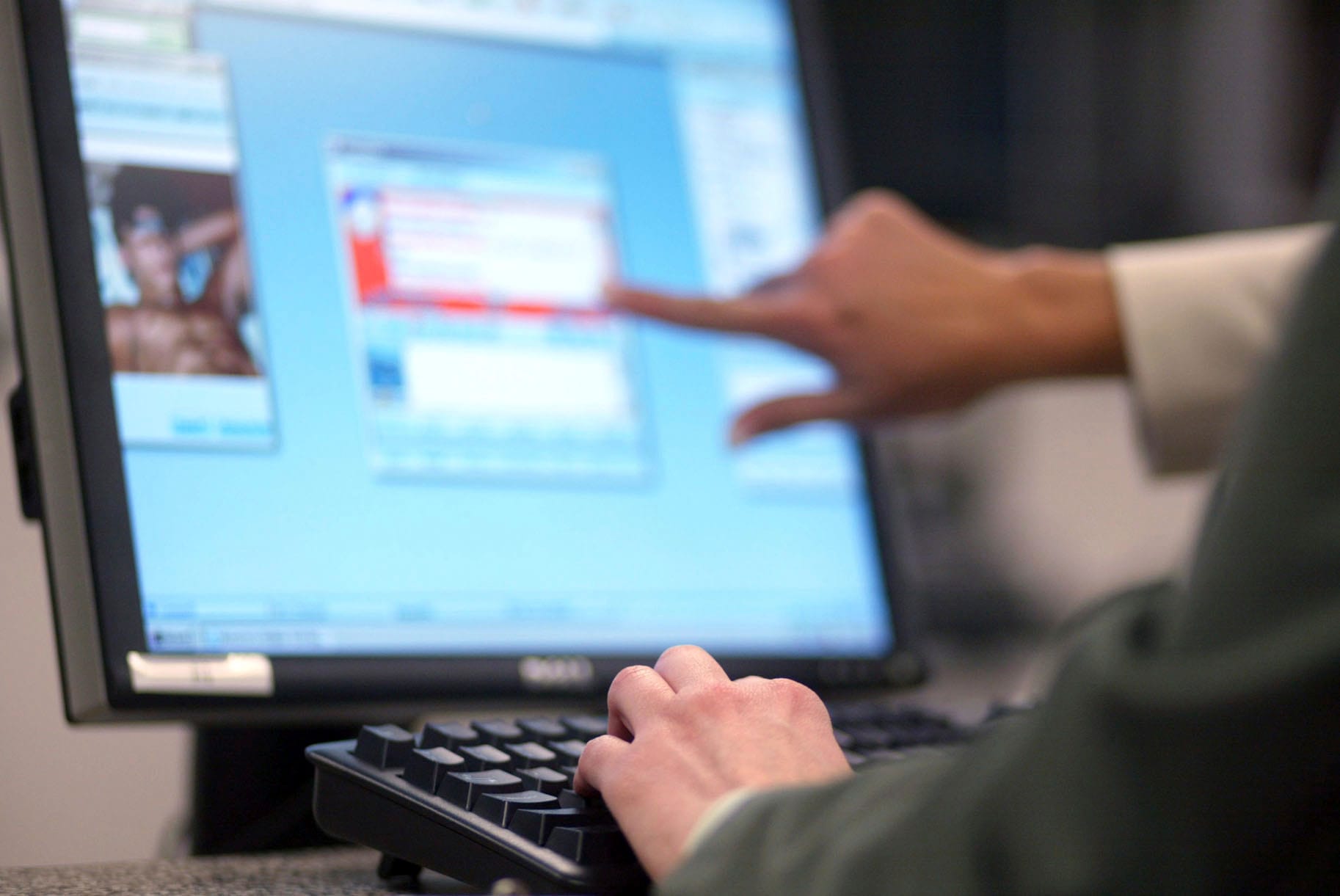 Chicago Cop Arrested After Luring Suspect with AI