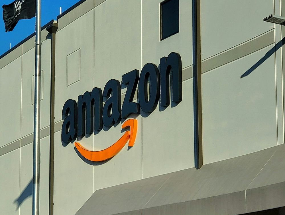 Amazon’s AI Warehouses Isolate Workers and Hinder Union Organizing, New Report Finds