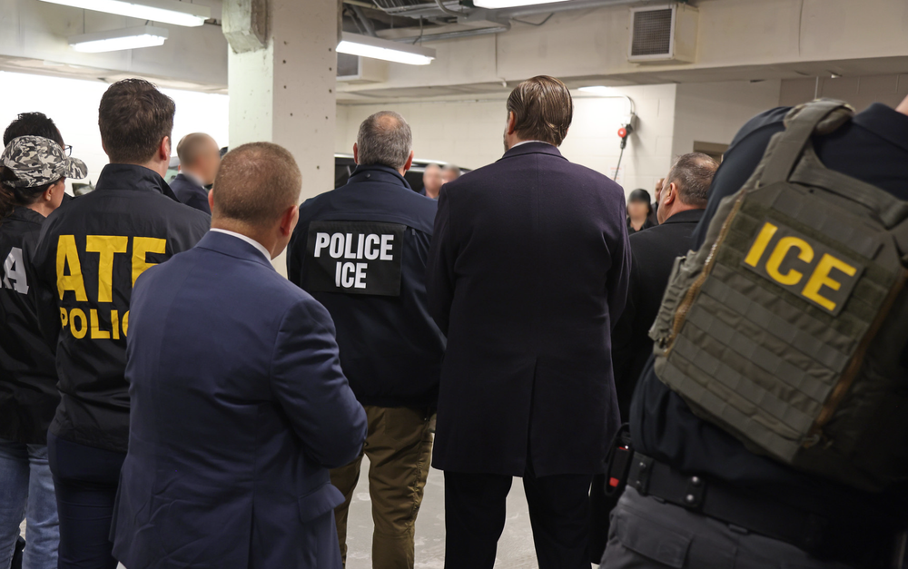 Un vistazo a la colosal base de datos que usa el ICE para identificar y deportar personas