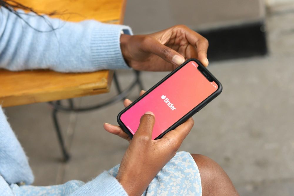 Tinder Plans to Let AI Scan Your Camera Roll