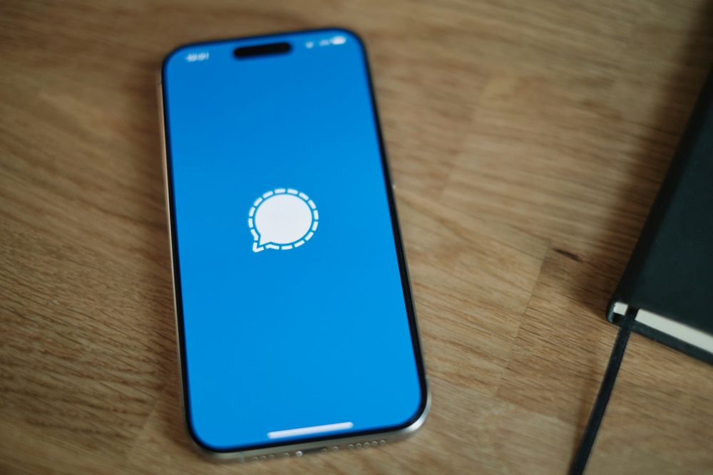 Apple Fixes Bug That Let FBI Extract Deleted Signal Messages After 404 Media Coverage
