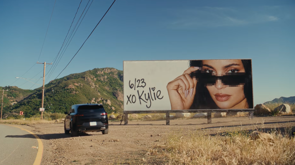 Kylie Jenner reklamuje okulary Meta z ukrytą kamerą