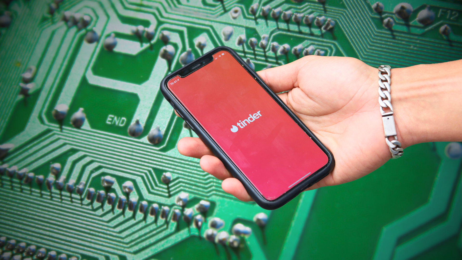 I Tried a Bot That Swipes Tinder For Me