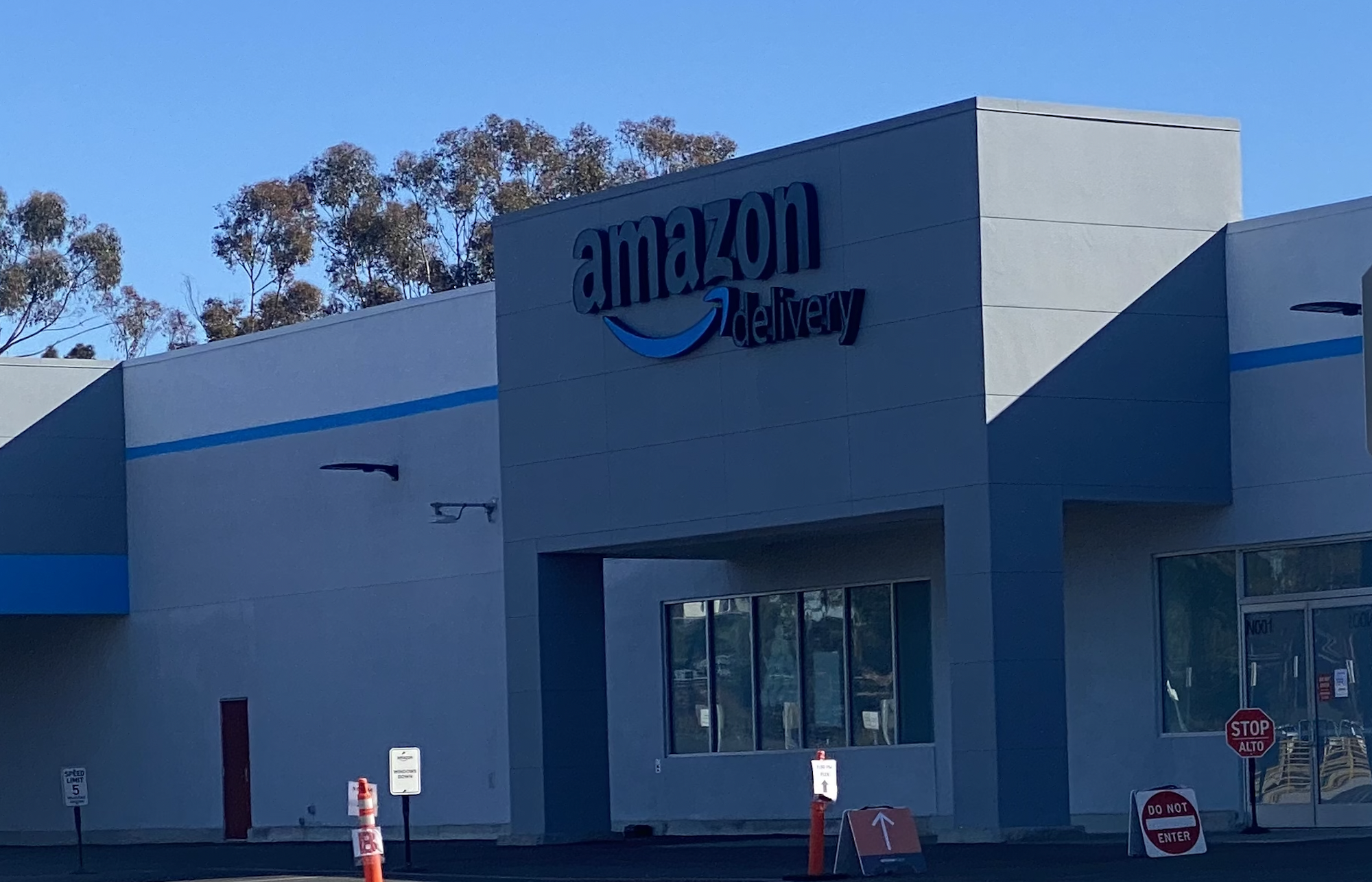An Amazon delivery warehouse. Image: Jason Koebler