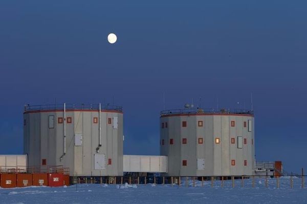 The Concordia Station is one of the most remote places in the world. During the ten-month overwintering mission, researchers studied the effects of these extreme conditions on teamwork. (Image: Jessica Studer)
