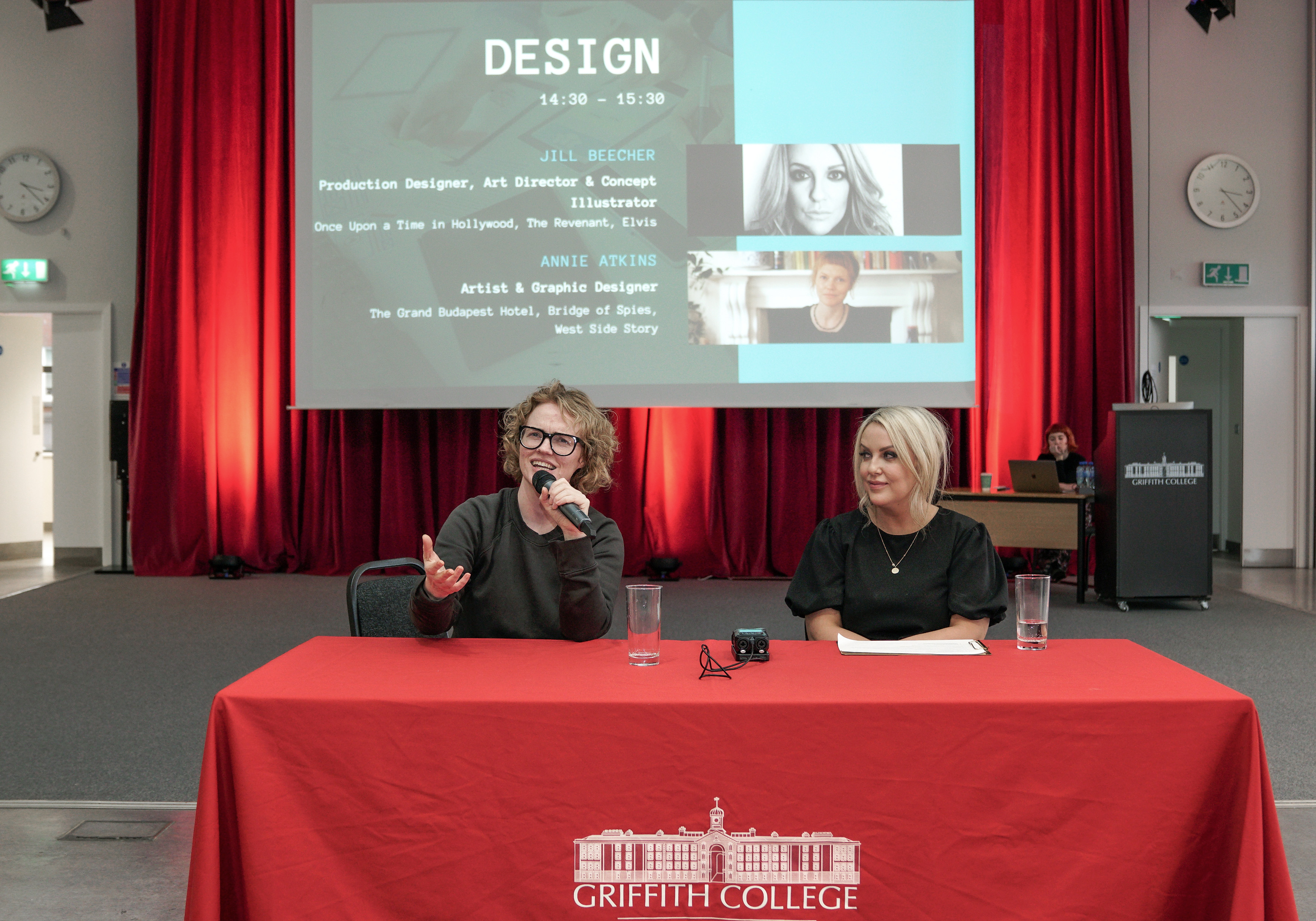 Jill Beecher an dAnnie Atkins