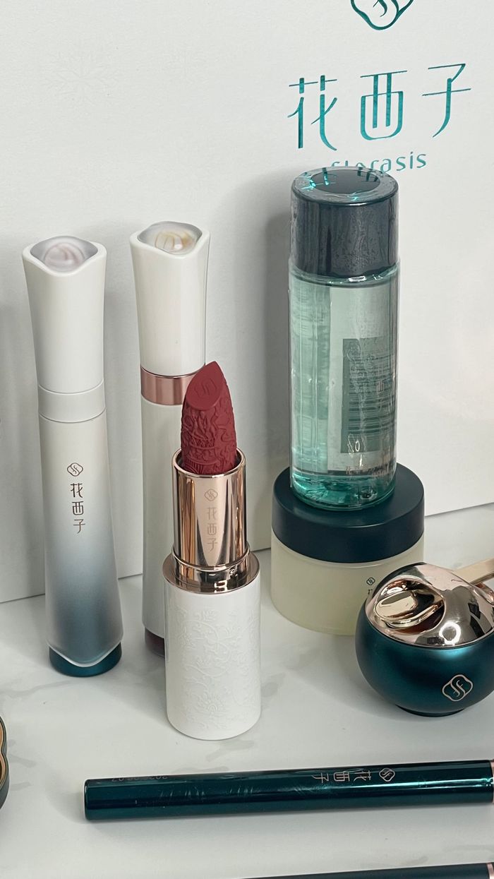 Unboxing the Florasis Let It Glow Advent Calendar 2023: A Makeup Masterpiece