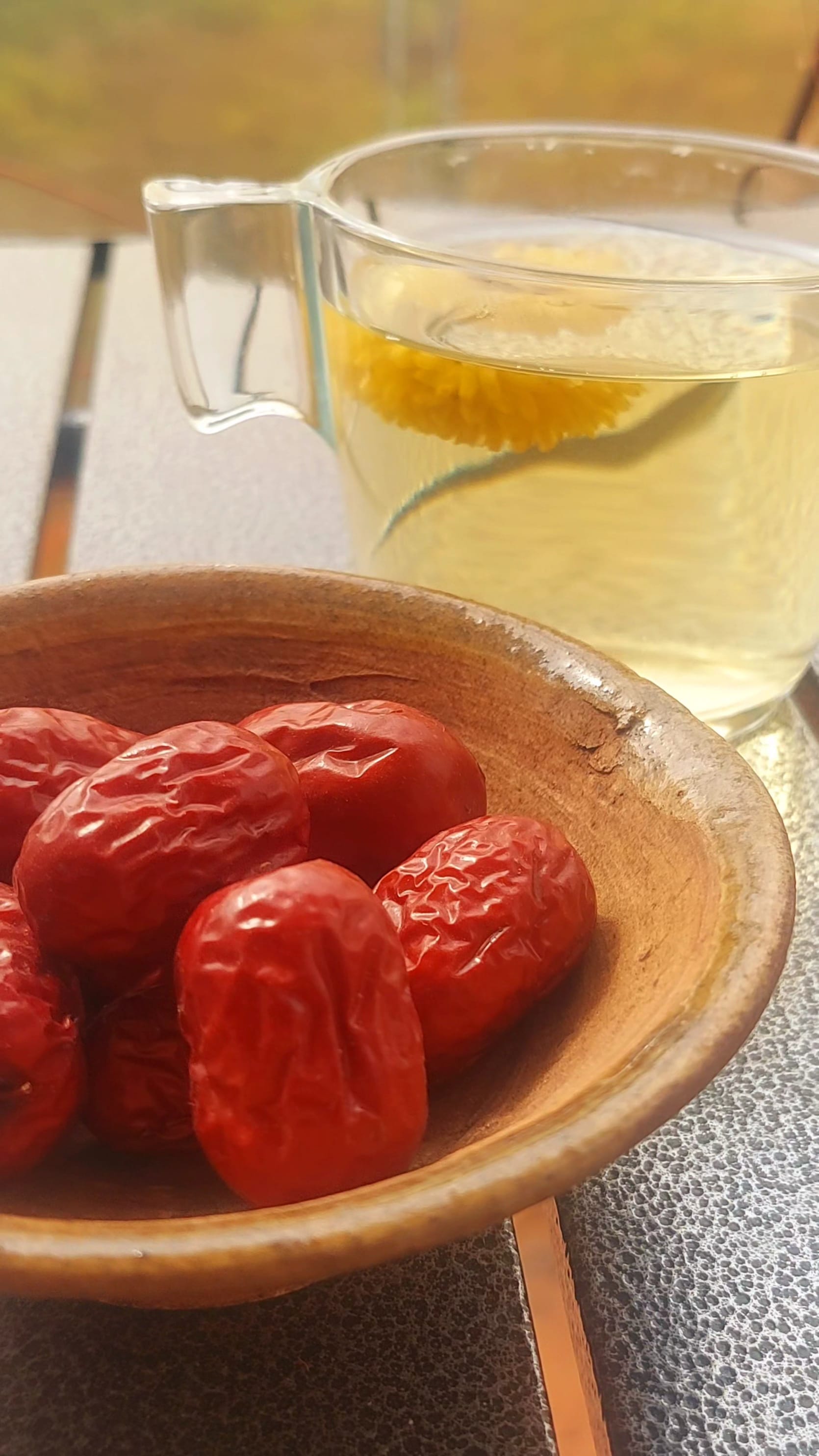 Chrysanthemum tea, whole jujube, and goji berries