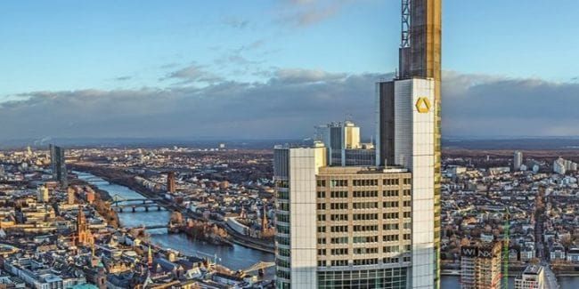 Commerzbank hält an Klimazielen fest - und beschleunigt Personalabbau