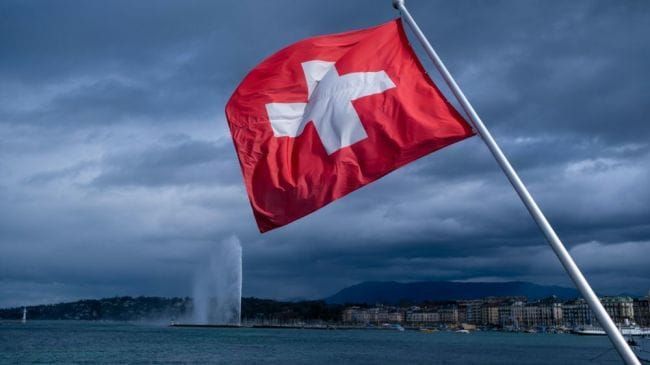 Trotz Kritik an den Kosten bleiben Schweizer ihrer Bank treu