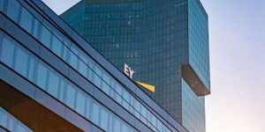 EY wird als Auditor der künftigen Megabank einen dreistelligen Millionenbetrag bekommen