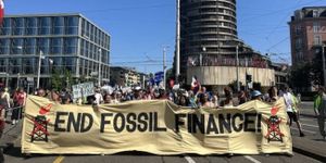 Klimaaktivisten überreichten der BIZ eine Petition für ein Ende der Brennstofffinanzierung