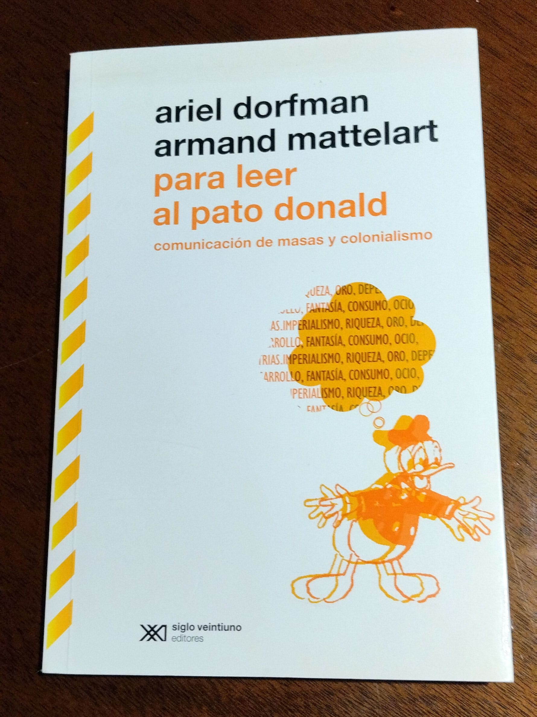 Cover photo of 'Para leer al pato donald' by Ariel Dorfman and Armand Mattelart. Siglo XXI Editores, Argentina. 2002 edition.