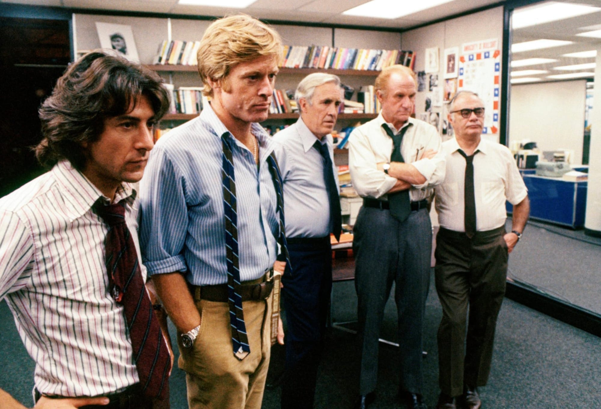 Hoffman, Redford, and Jason Robards all watching TV like serious newsmen in a scene from 'All the President's Men' (1976)