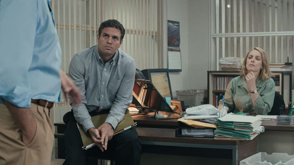 Mark Ruffalo and Rachel McAdams as young reporters listening to their mentor in the film Spotlight