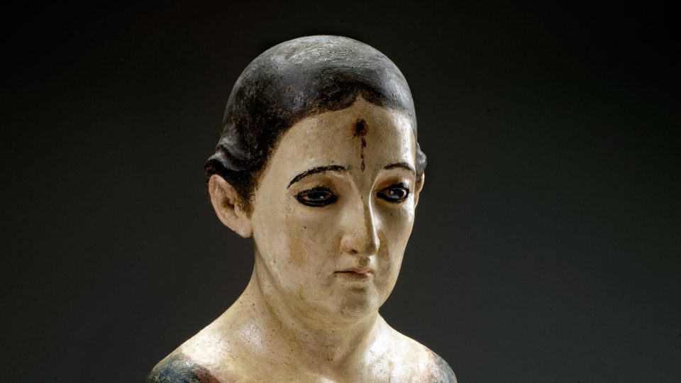 Conservation of this santo revealed red marks representing blood and a faded trace of a thorn on the figure’s forehead 