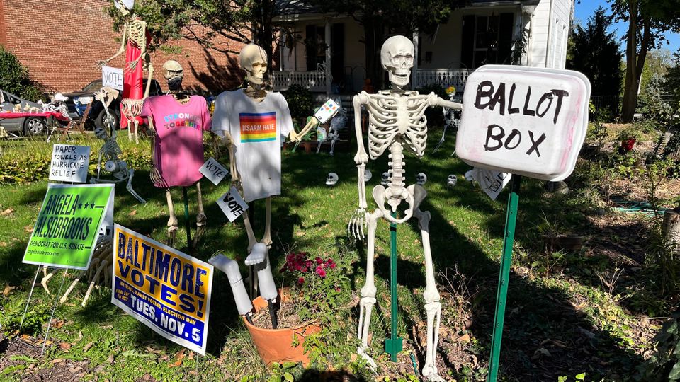 Scaa-a-a-a-arry election themed Halloween decorations on a Baltimore lawn
