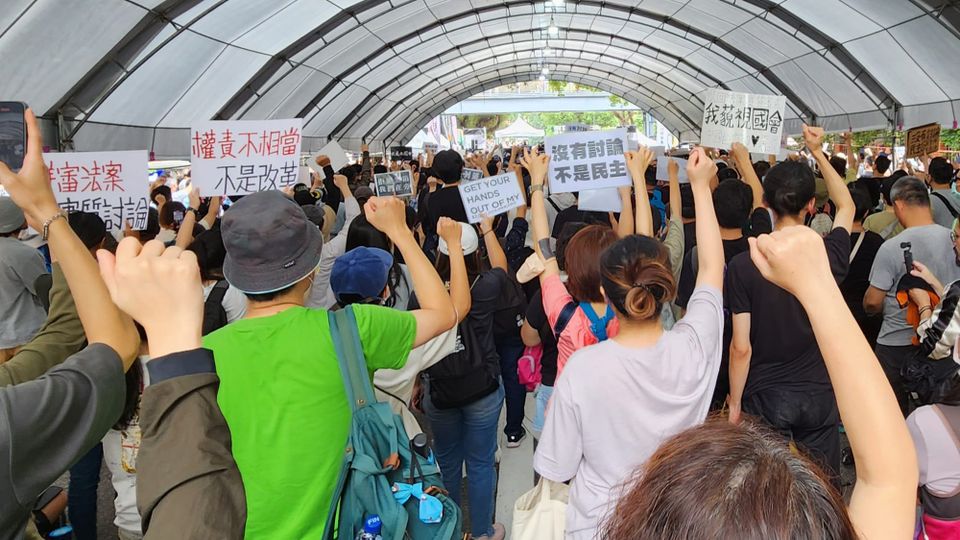 May 21, 2024 Bluebird Movement protest at Taiwan parliament, with throngs of protesters, arms upraised