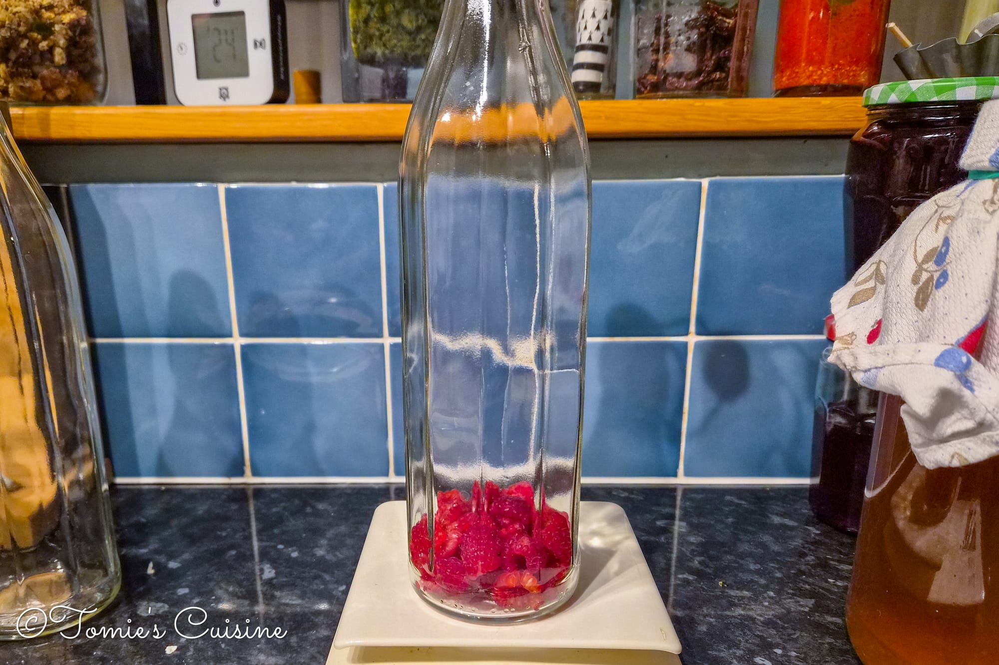 私は大体この1ℓのボトルにラズベリーだと50gほど入れています。