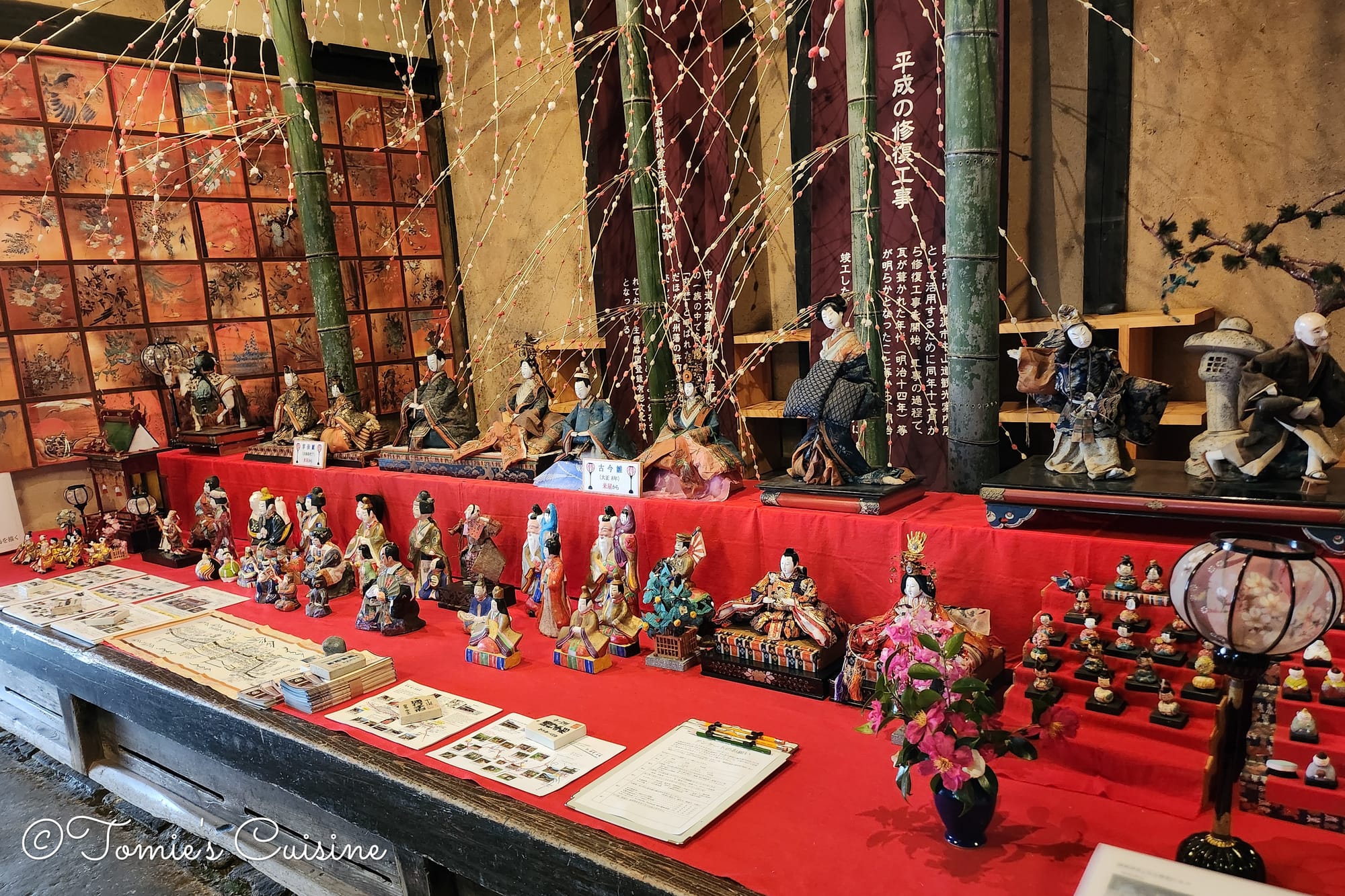 The information centre had an exhibition of Hina dolls.