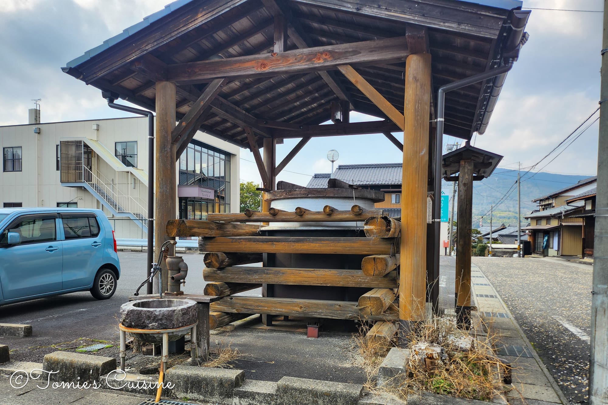 Ochiai big pot (大釜) under a wooden roof in Ochiai post town