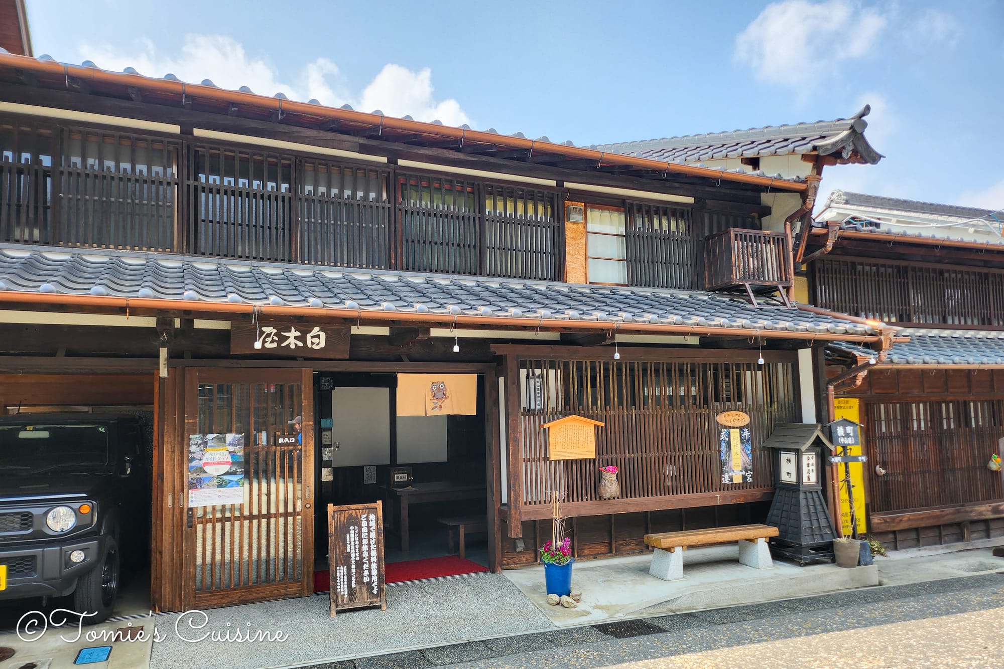 This building was open to the public as a resting area (no toilets). It's actually an izakaya restaurant in the evening!