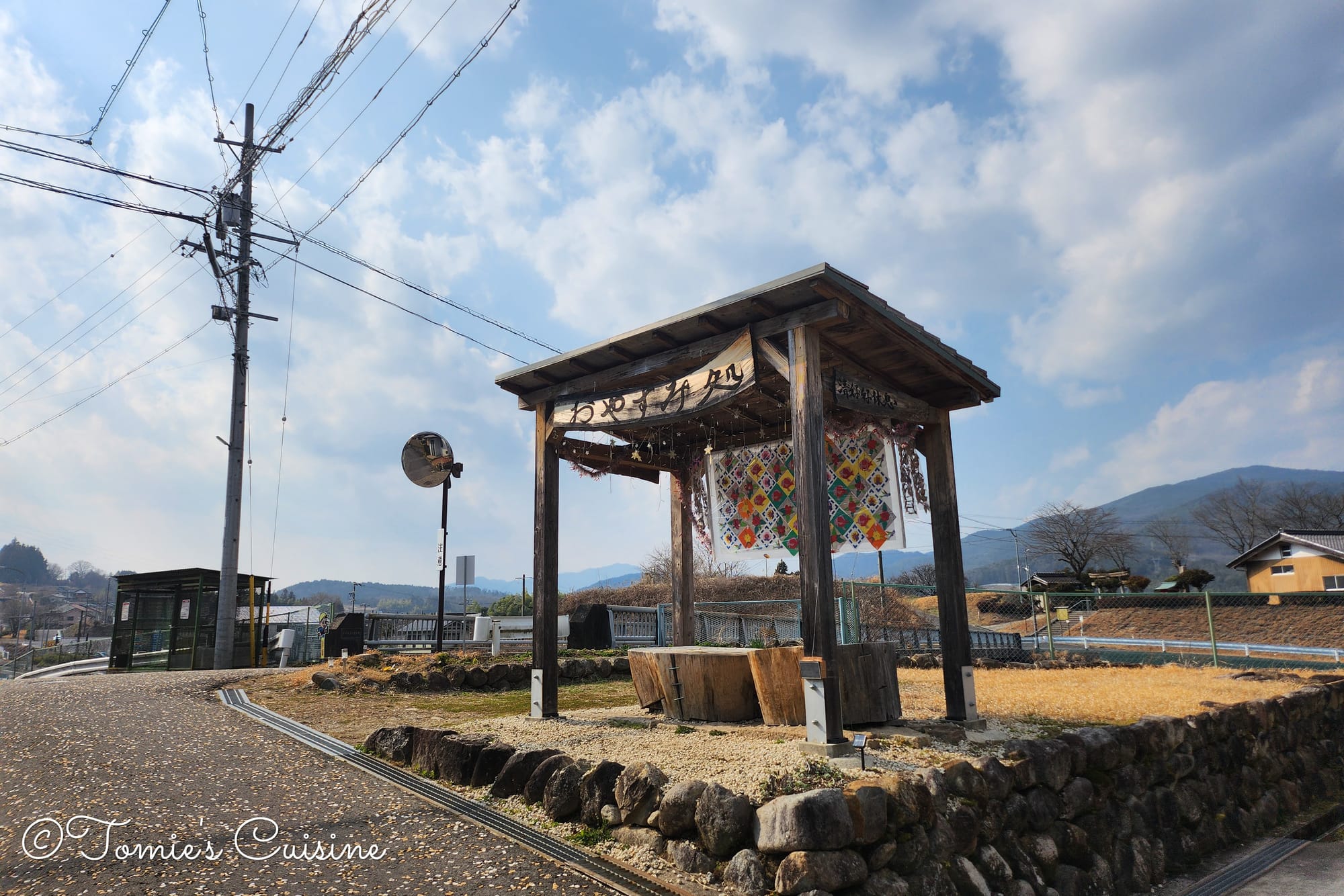Small roofed resting spot in Ochiai-juku