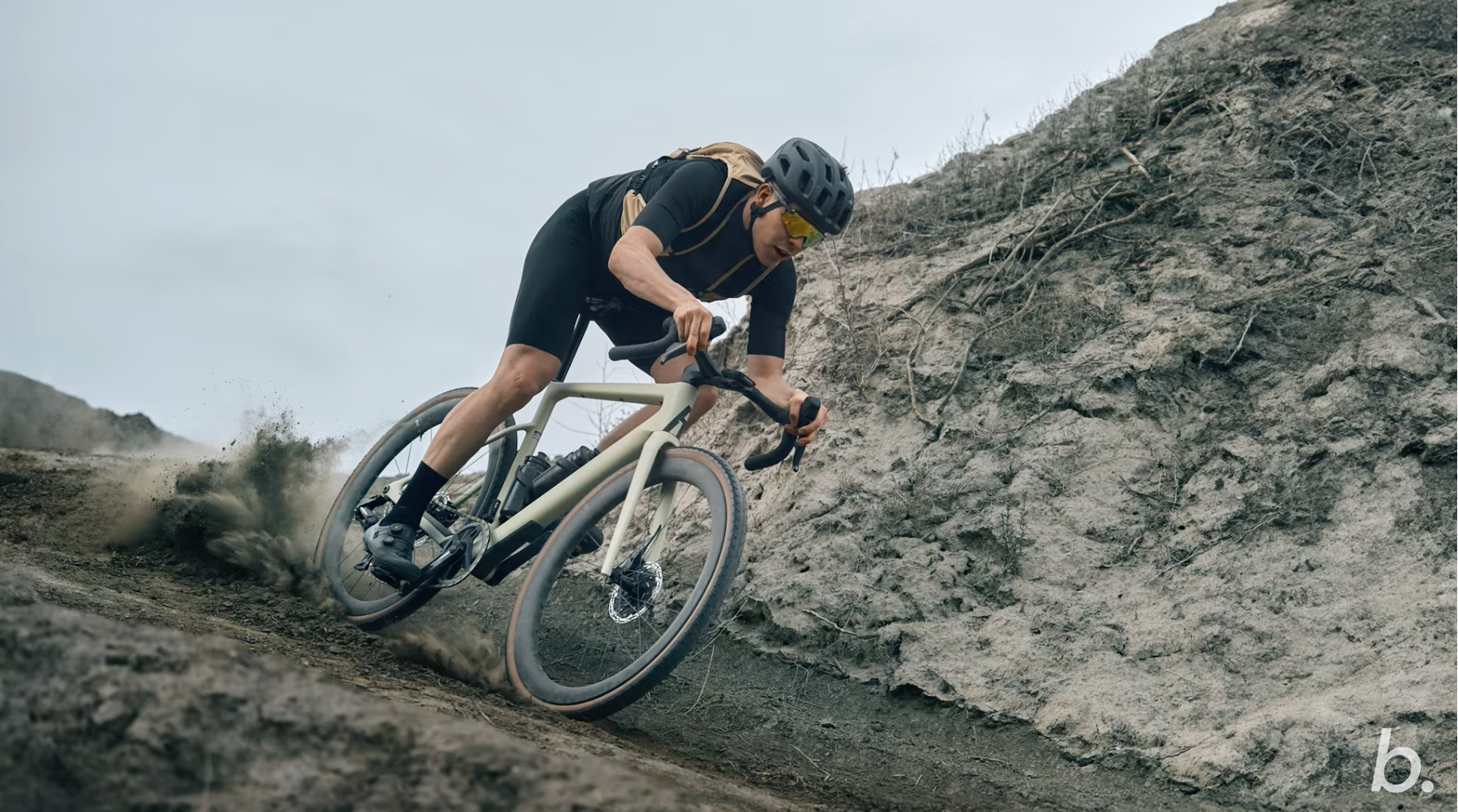 rowerzysta gravelowy zjeżdża z wzgórza