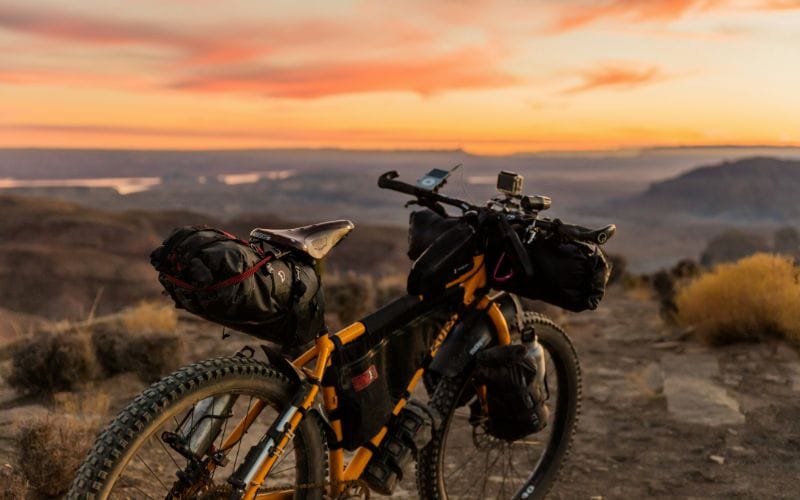 bonita puesta de sol durante una ruta de bikepacking