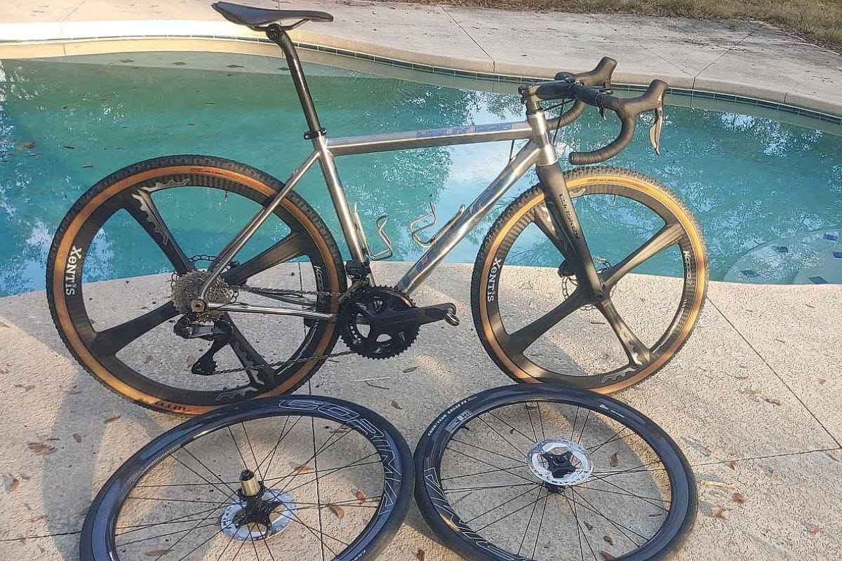 Comment transformer un vélo de route en vélo gravel ? Et faut-il vraiment le faire ?