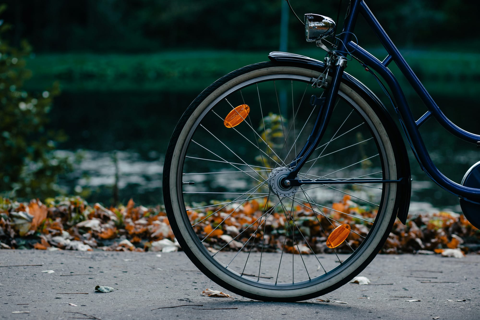 Ein blaues Hollandrad mit einem Fahrradlicht vorne und Reflektoren