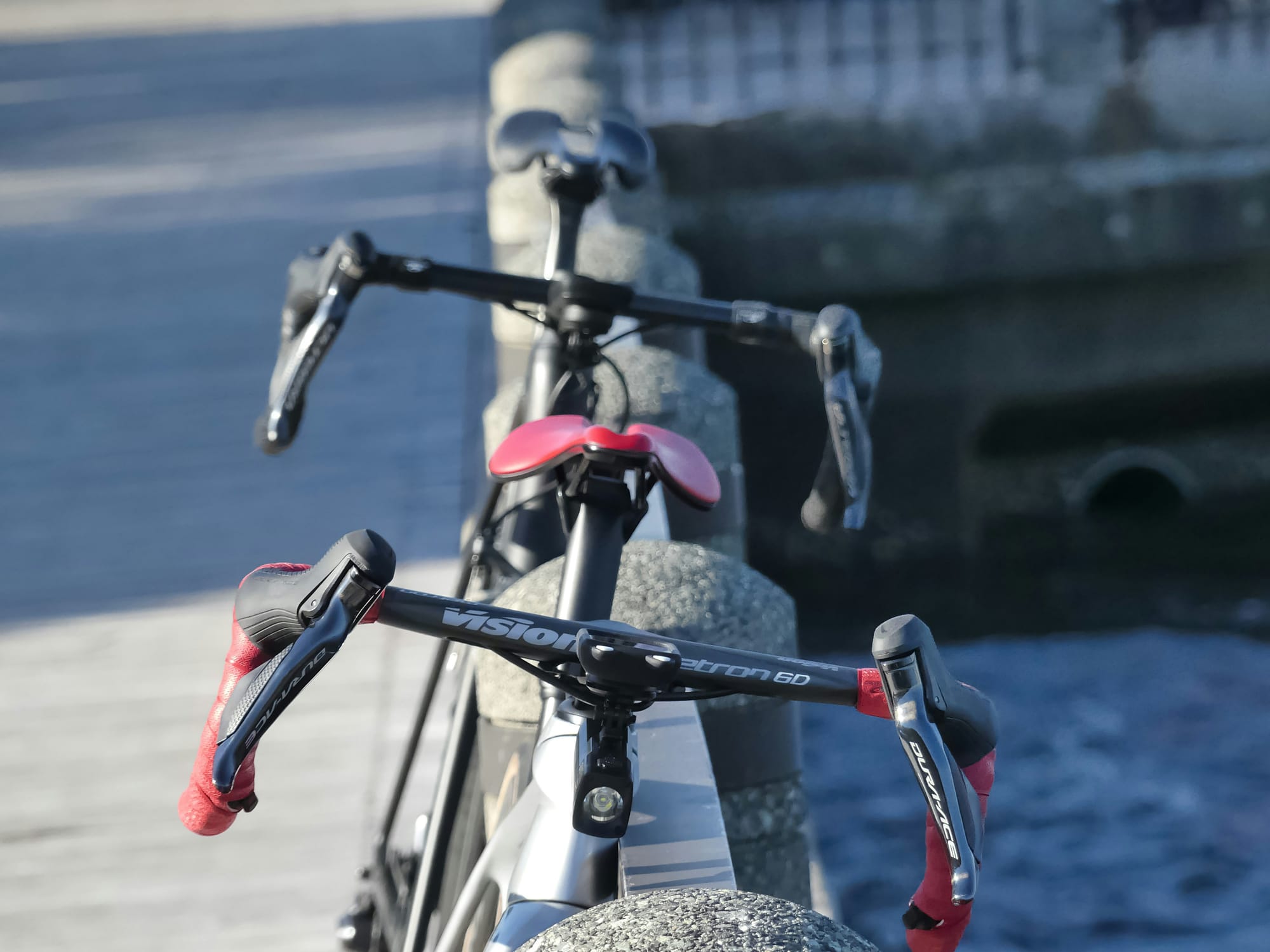 Zwei Rennräder lehnen an einer Brücke