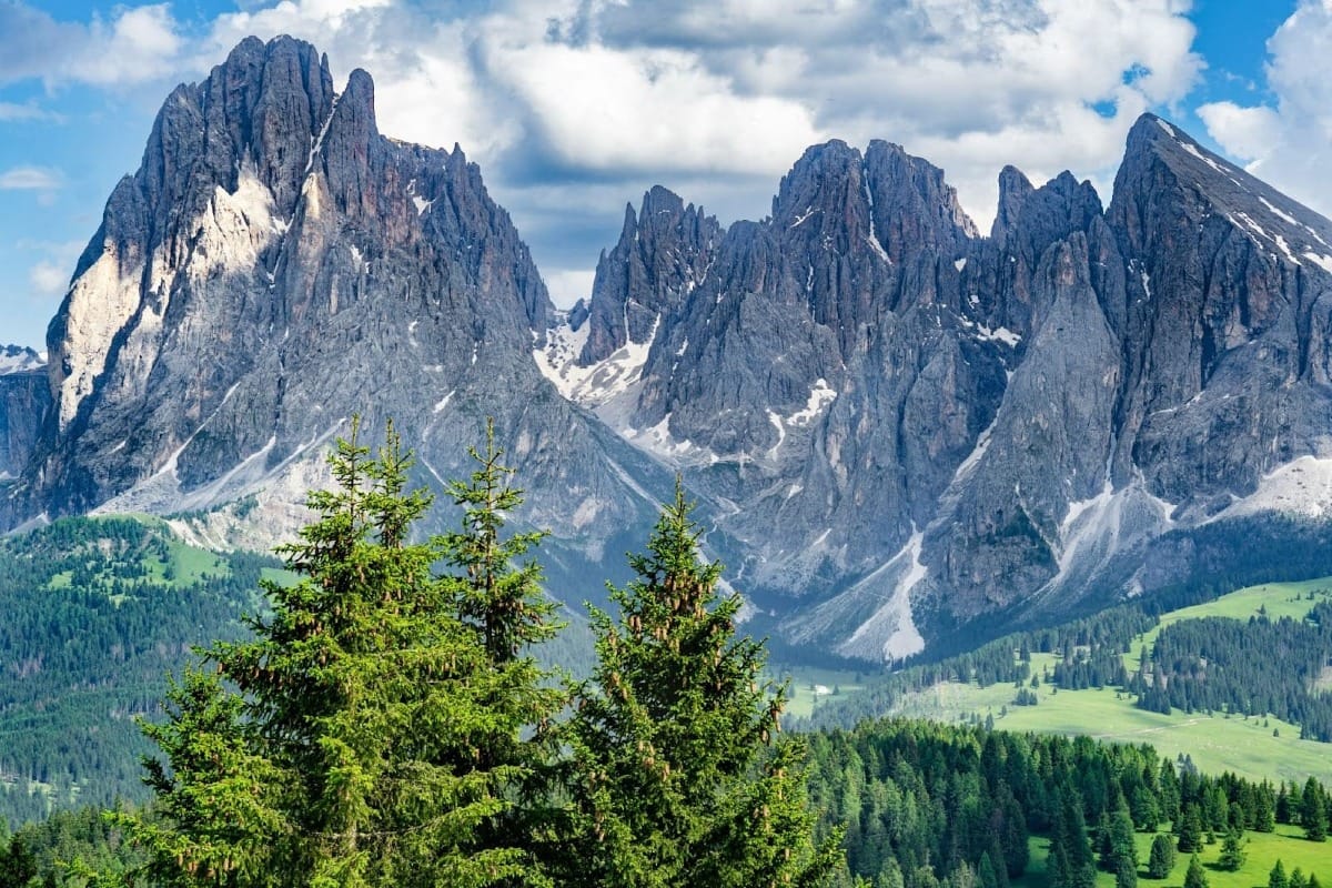 Dolomiti, Italy photo via Unsplash