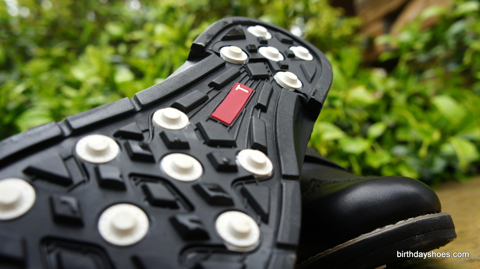 The angled cut in the sole creates a false heel.